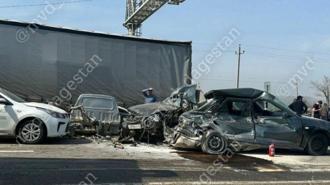 При столкновении семи авто на трассе в Дагестане погибла пассажирка иномарки