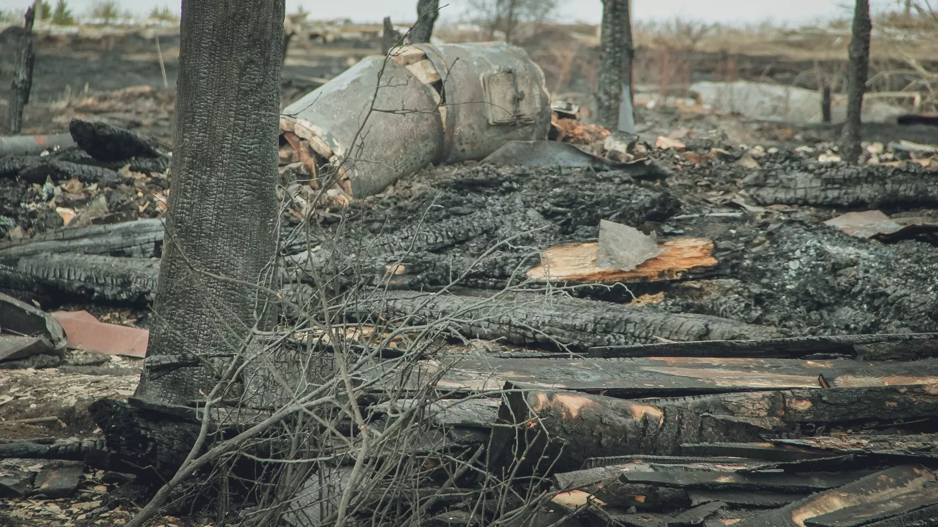 Второй раз за день загорелась территория возле кладбища на Ставрополье