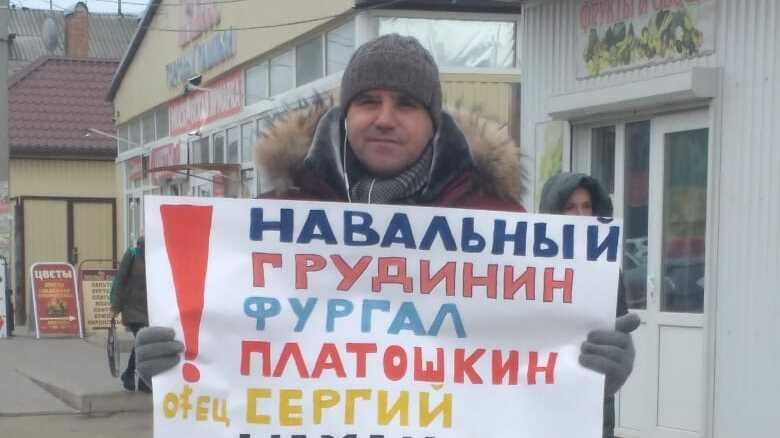Активиста с плакатом в поддержку оппозиции задержали в Ипатово