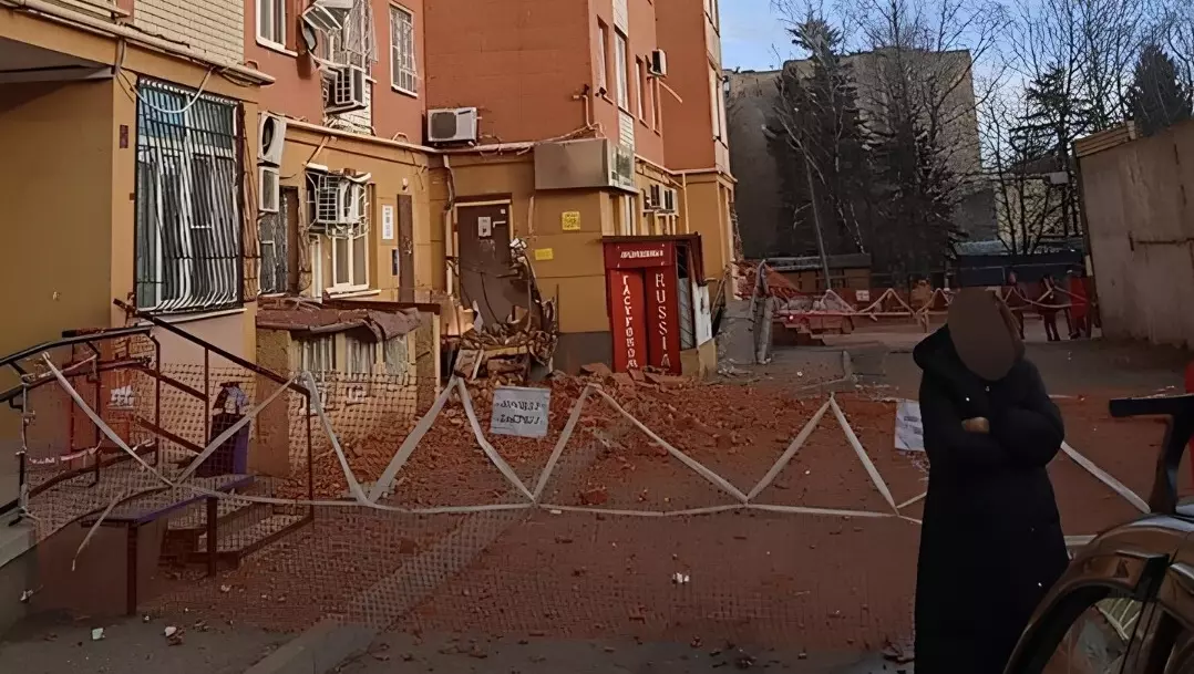 В Ставрополе на улице 50 лет ВЛКСМ рухнула часть кирпичной стены высотного дома