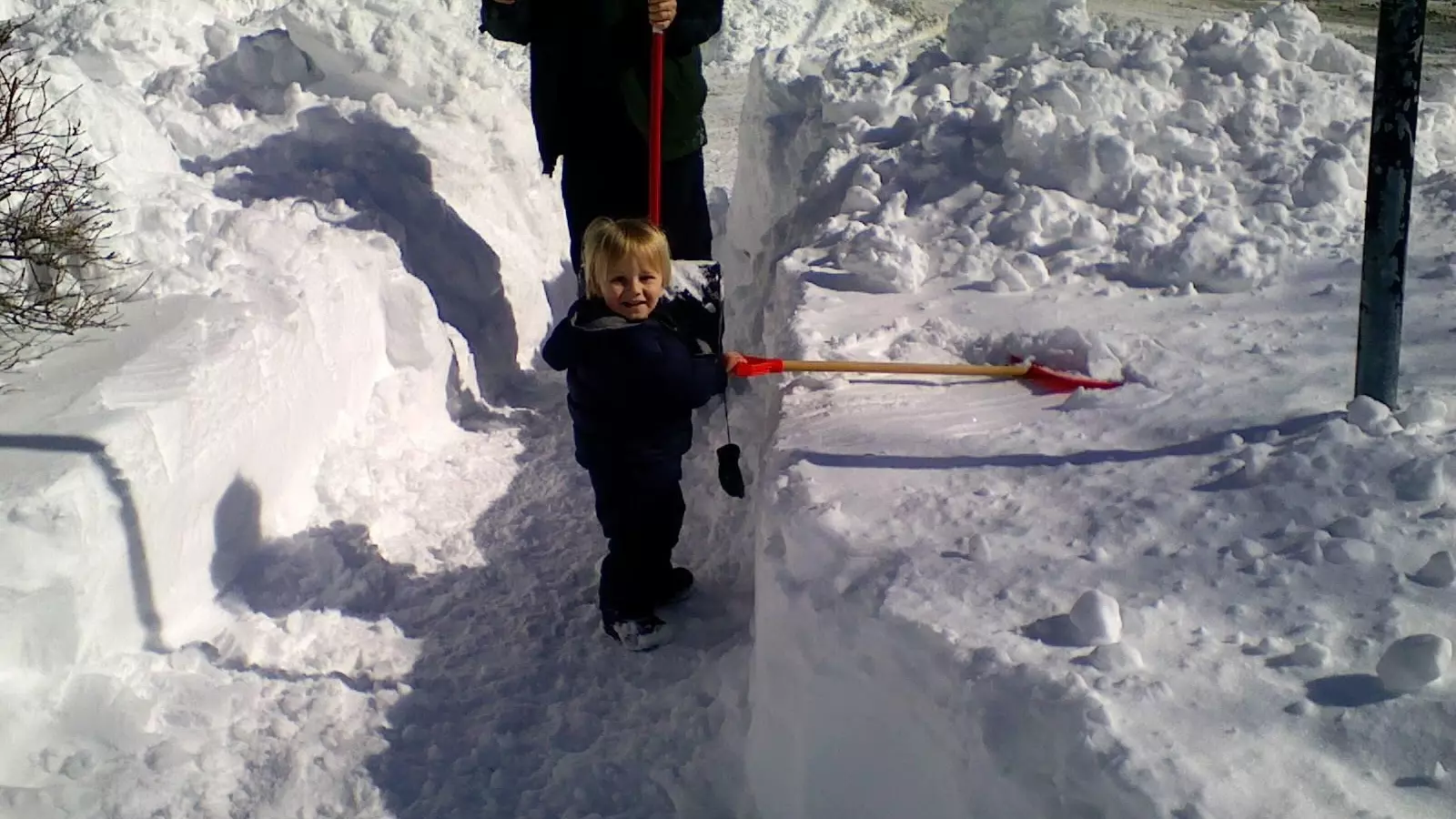Школьник в Минводах очистил от снега пешеходные дорожки в парке