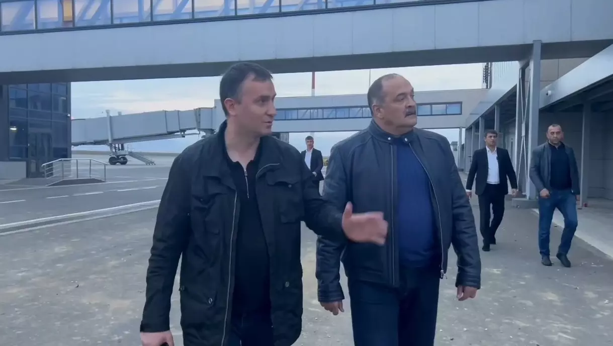 Меликов осмотрел аэропорт Махачкалы после погромов