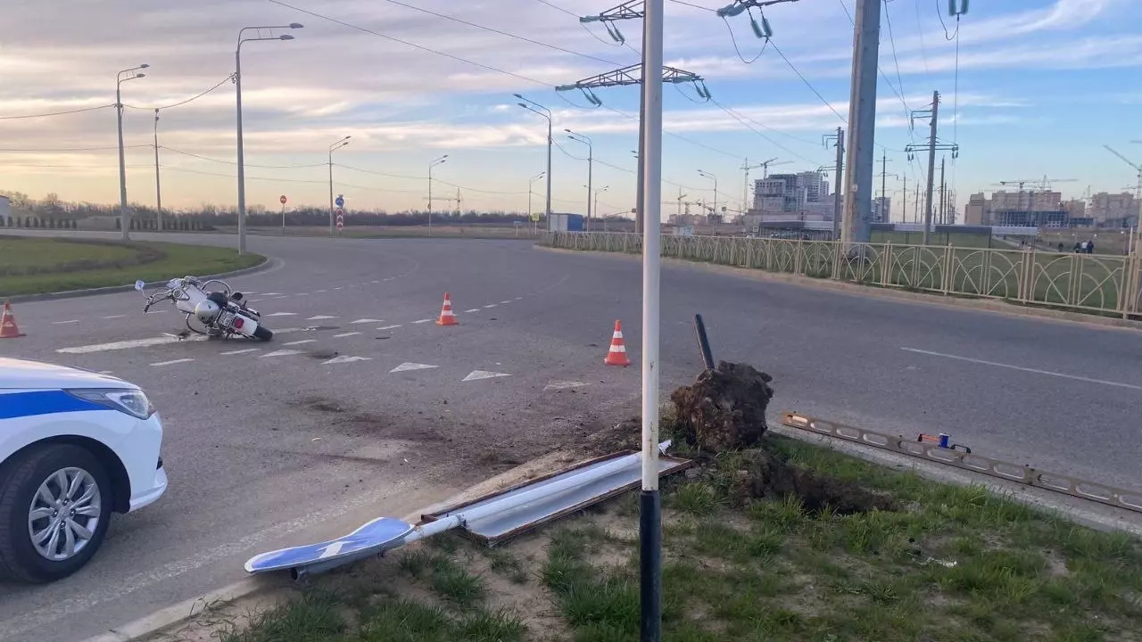 Пьяный мотоциклист влетел в дорожный знак в Ставрополе