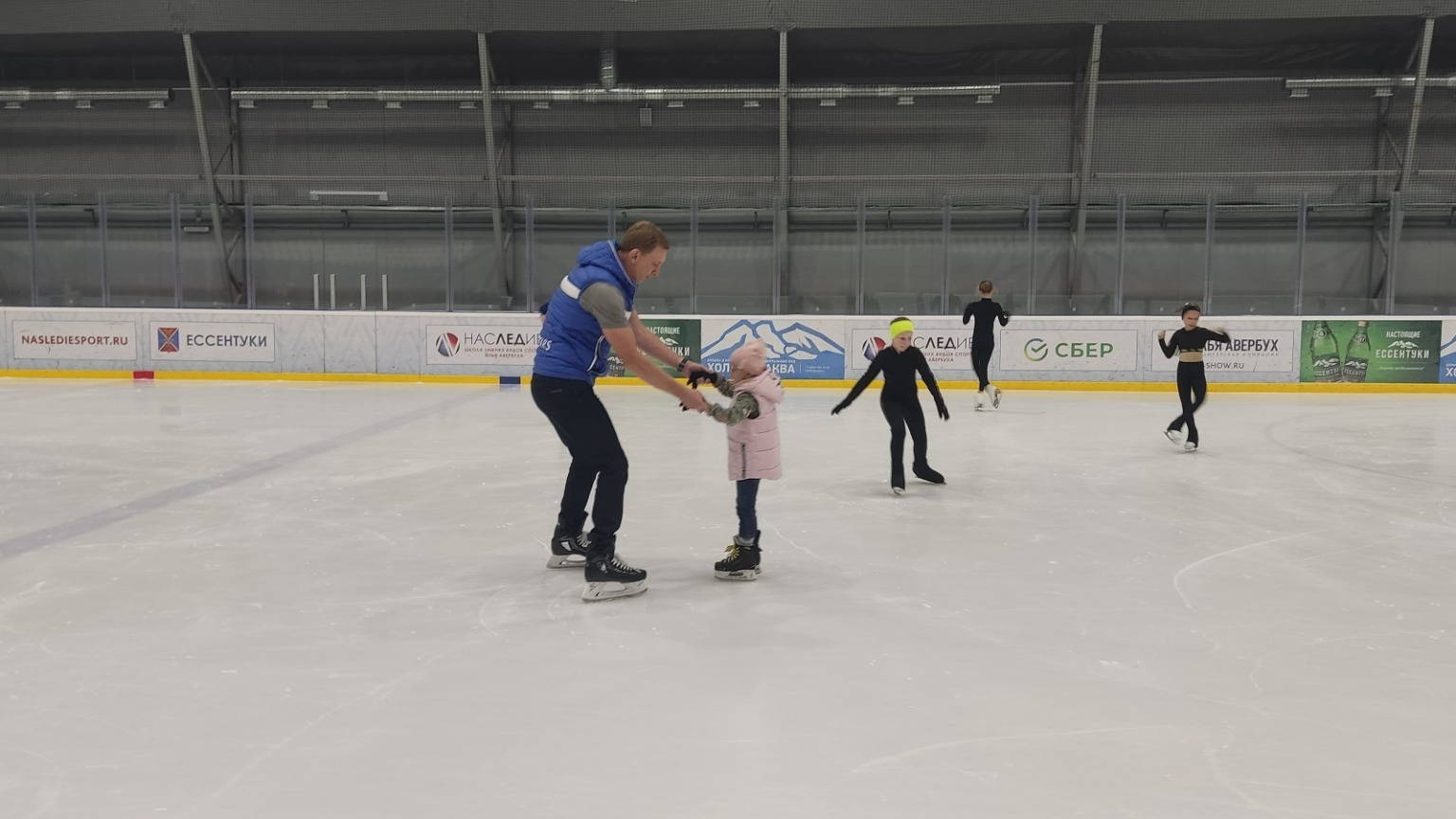 В Ессентуках детей из ЛНР лечат катанием на коньках.