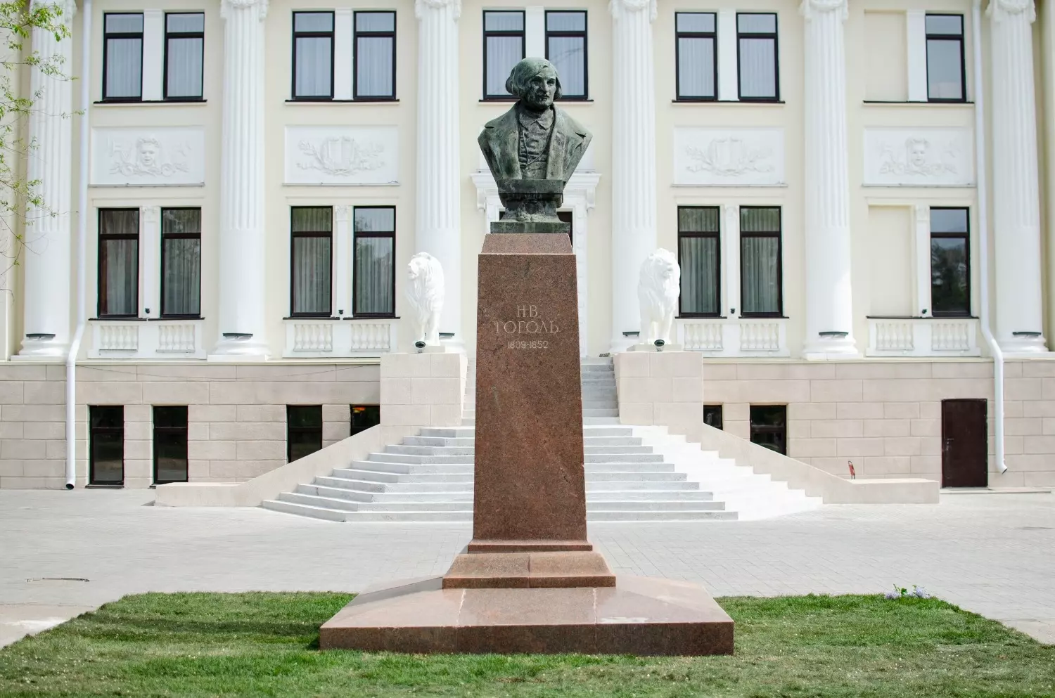 Самый старый памятник в Волгограде — бюст Гоголя