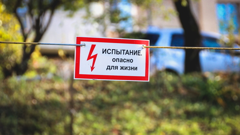 Горэлектросети продолжили работы на незаконной сотовой вышке у школы в Ставрополе