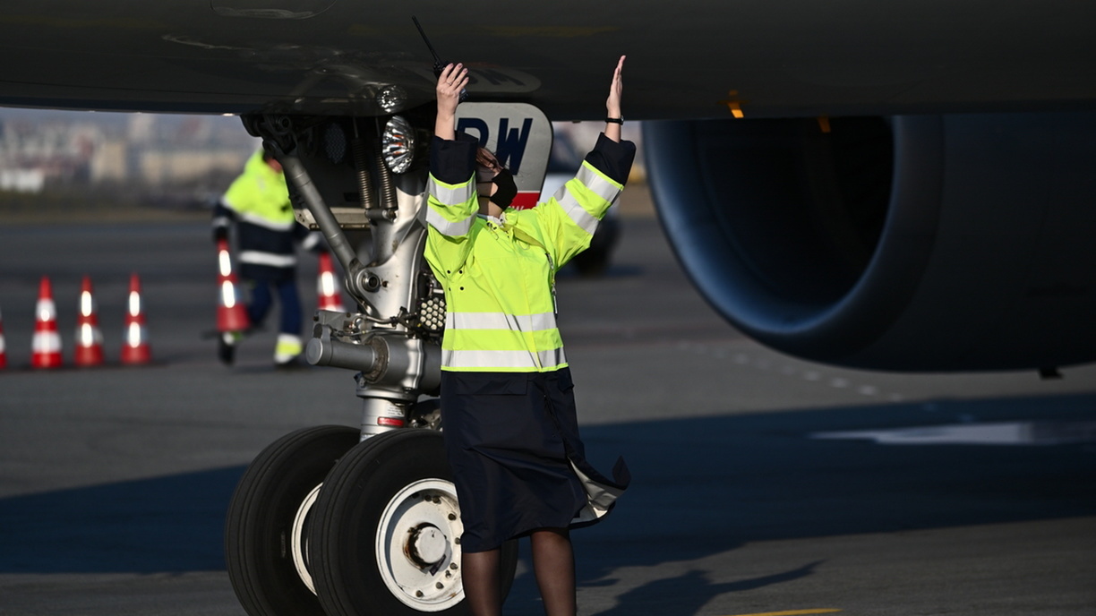 Самолет из Минеральных Вод в Уфу вернули в аэропорт из-за стружки в двигателе