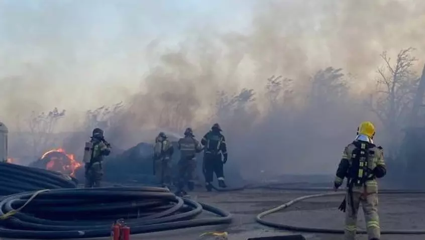 Крупный ландшафтный пожар перекинулся на склады и гаражи в Ставрополе