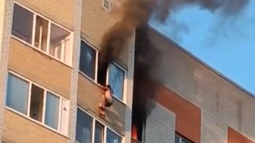 Мужчина выпал из окна горящей многоэтажки в Ставрополе