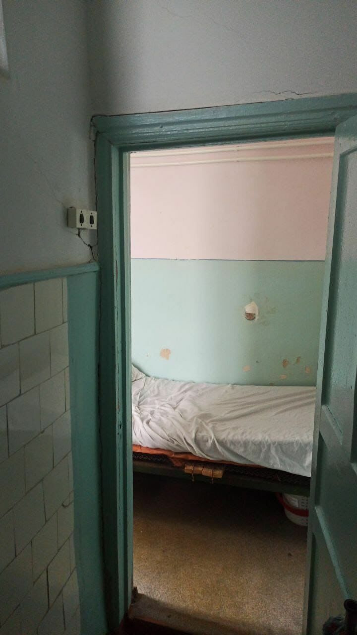 «В инфекционном отделении Ипатовской больницы стены в трещинах, краска облупилась, пол провалился. Ужасные условия для пациентов», — жалуется местный житель.