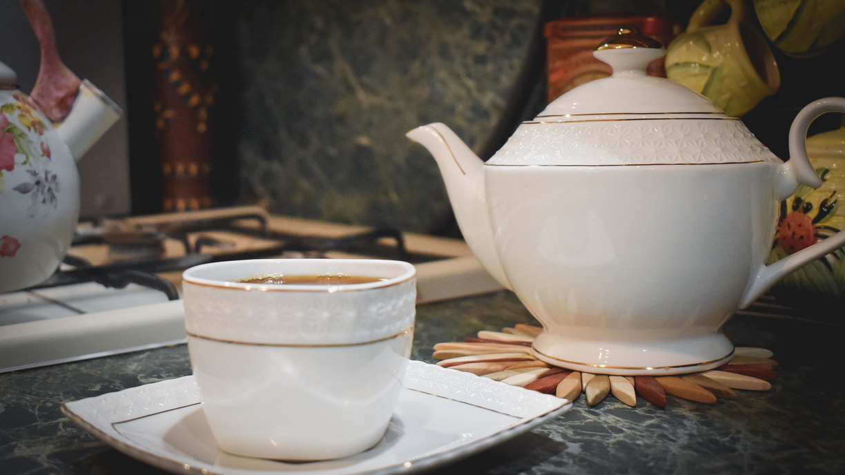 Заболевшим рекомендуют пить много жидкости — это может быть горячий чай, клюквенный или брусничный морс.