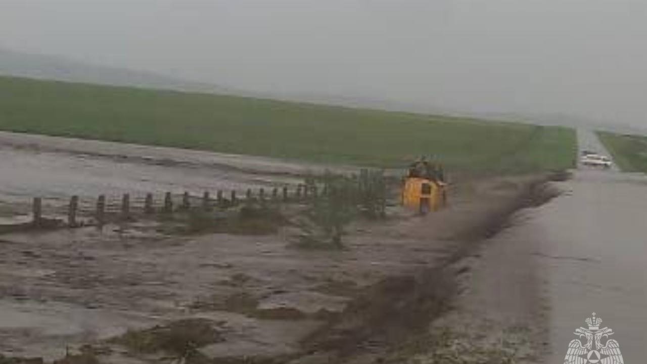 Появилось видео из маршрутки, которую смыло ливнем на трассе в Северной Осетии