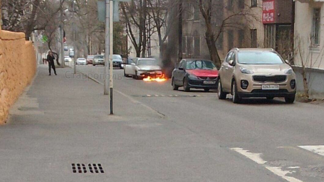 В Ставрополе загорелся автомобиль рядом с Центральным парком