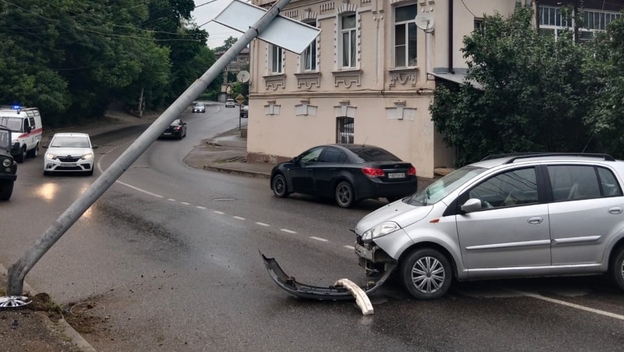 В Кисловодске женщина на авто снесла фонарный столб