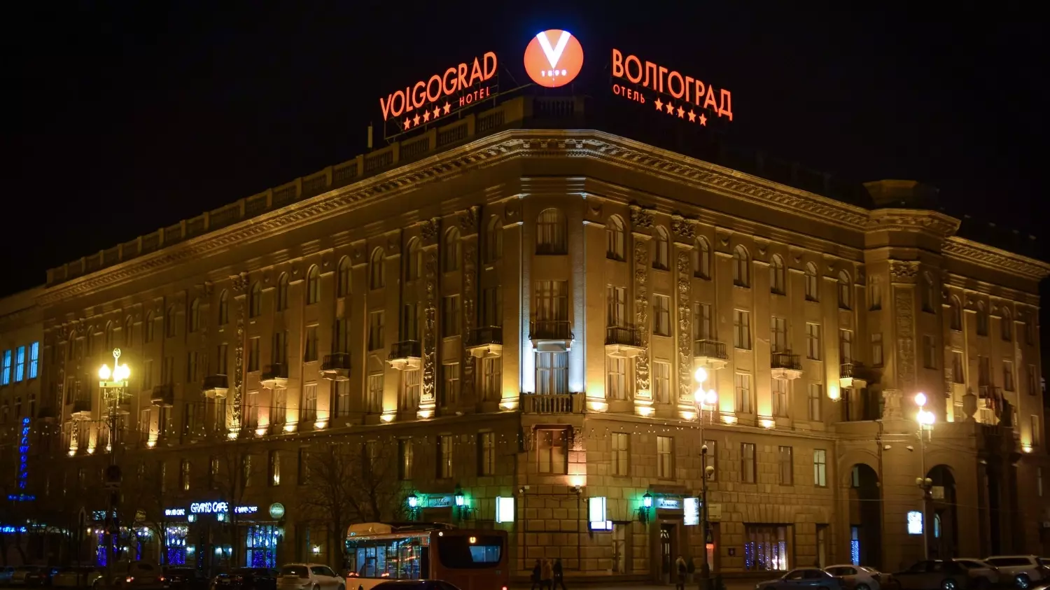 Гостиница «Волгоград» на площади Павших Борцов