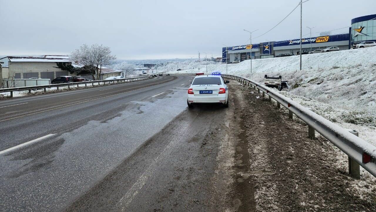 Водитель Lexus перевернулась в машине при попытке выехать с парковки на Ставрополье
