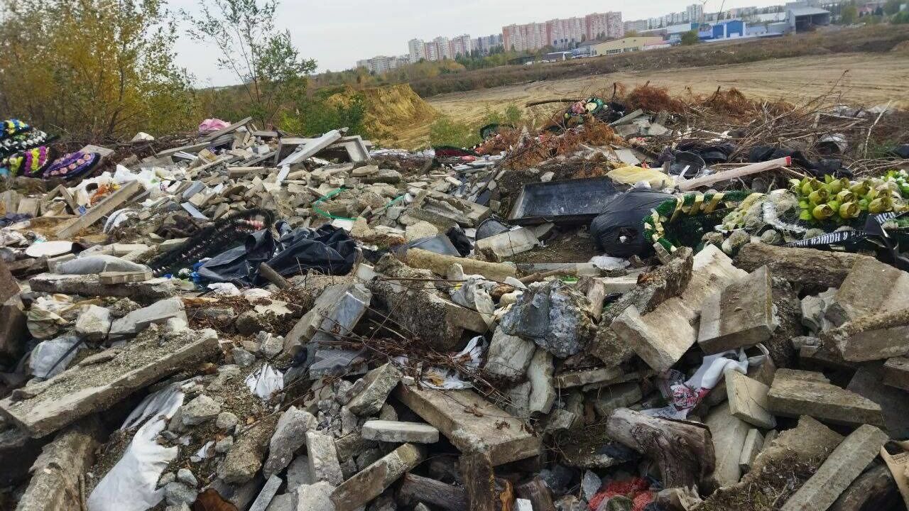 «Наши родные лежат на свалке»: в Ставрополе пожаловались на мусор на кладбище