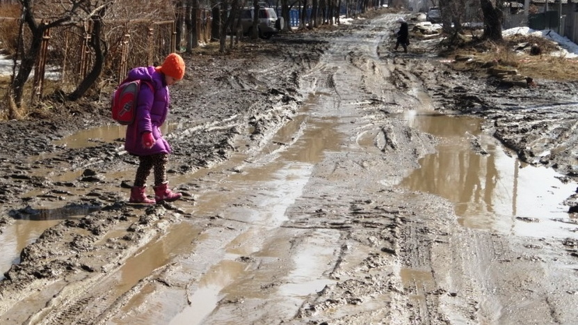 В Ставрополе родители с детьми не смогли попасть в детсад из-за размытой дороги