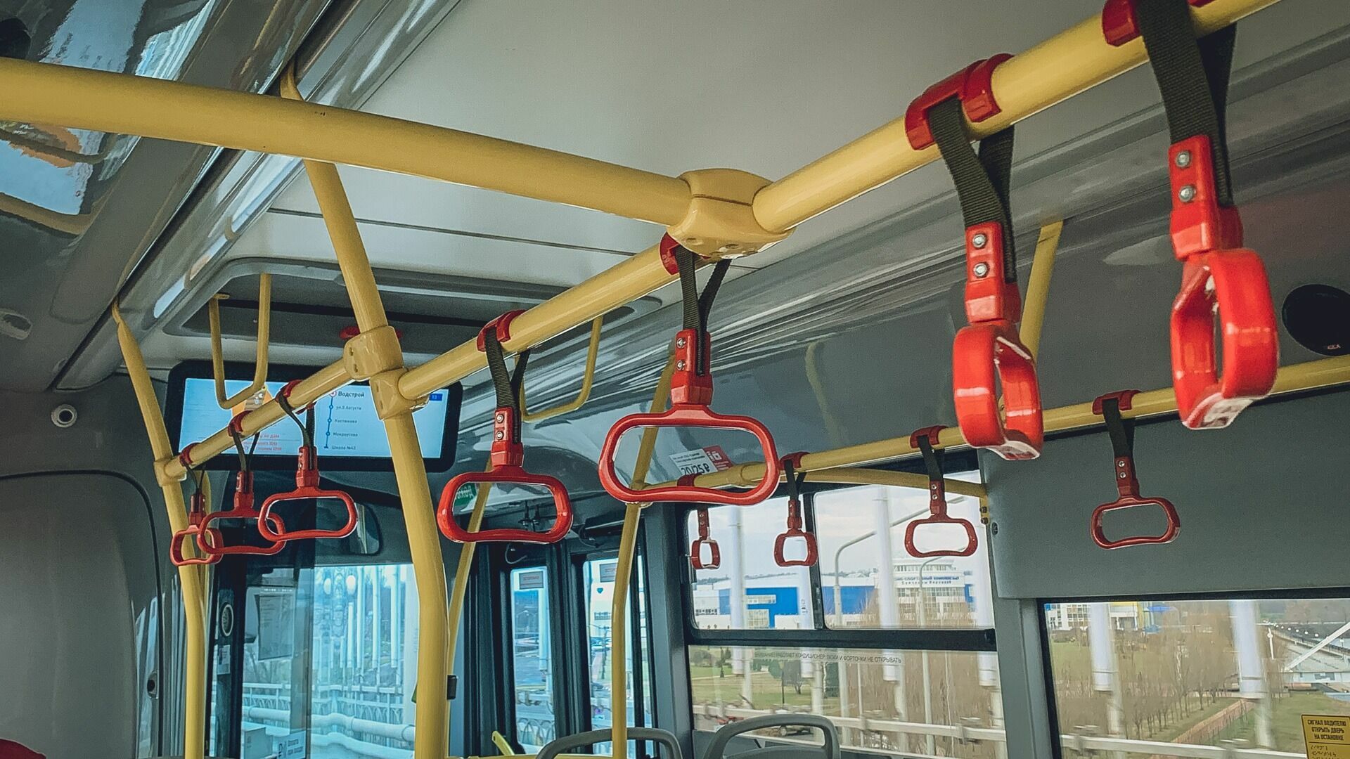 Стриптиз в самолете и переполненные автобусы — новости среды на Ставрополье