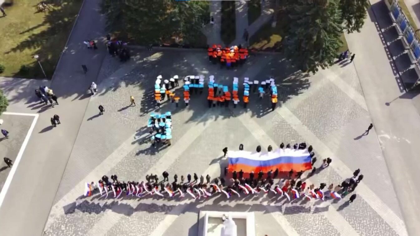 Школьники на Ставрополье сложили слово «Крым» из цветного картона