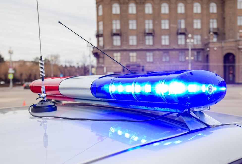 В Москве 26-летняя девушка ударила полицейского и разбила стекло патрульной машины