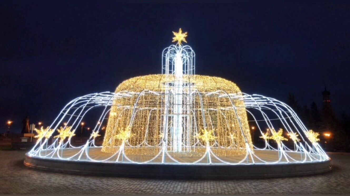 На фонтанах Ставрополя включили зимнюю иллюминацию