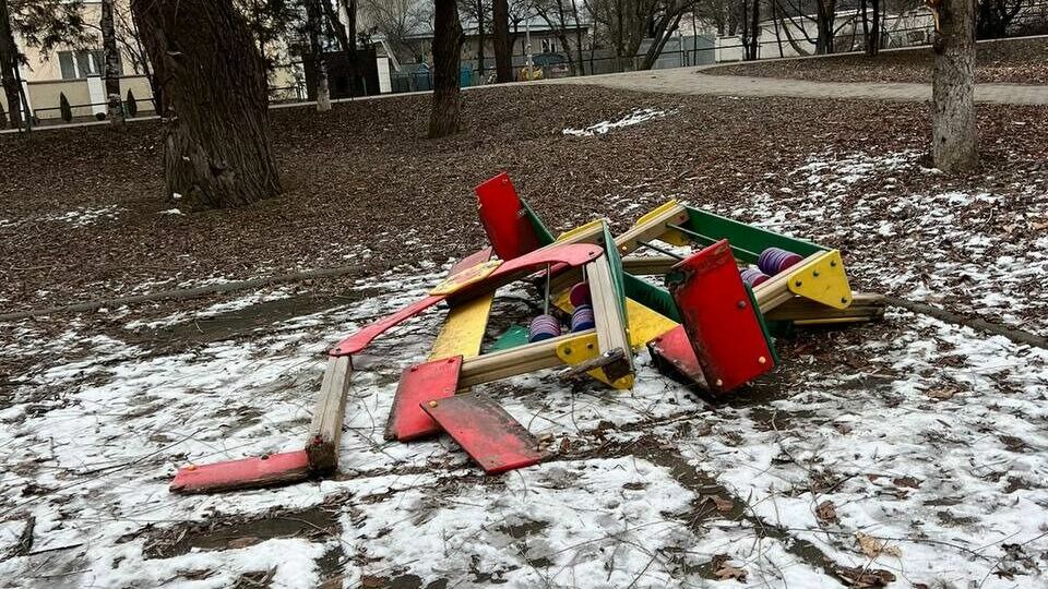 Неизвестные разгромили новый парк на Ставрополье