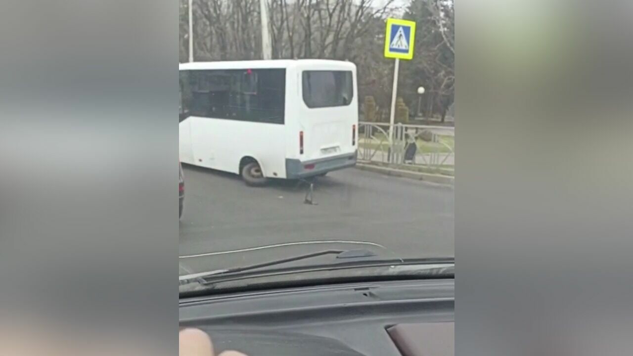 В Ставрополе у маршрутки отвалилось колесо во время движения