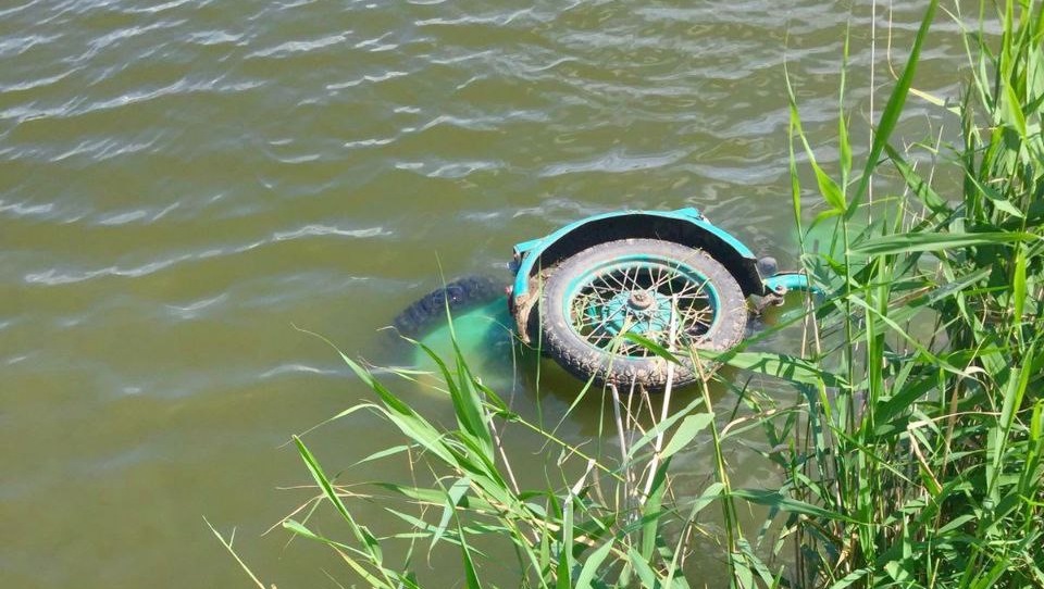 Мотоциклист на скорости вылетел в озеро на Ставрополье и попал в реанимацию