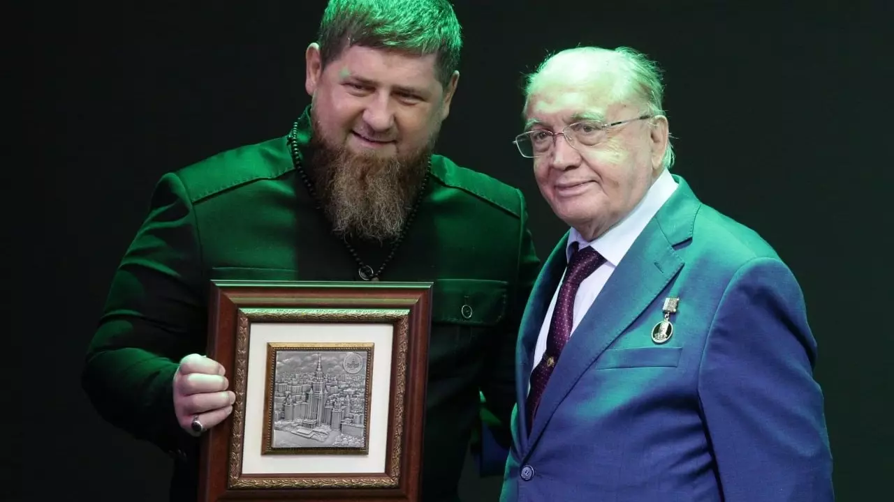 Кадыров получил от ректора МГУ награду Евразийской ассоциации университетов