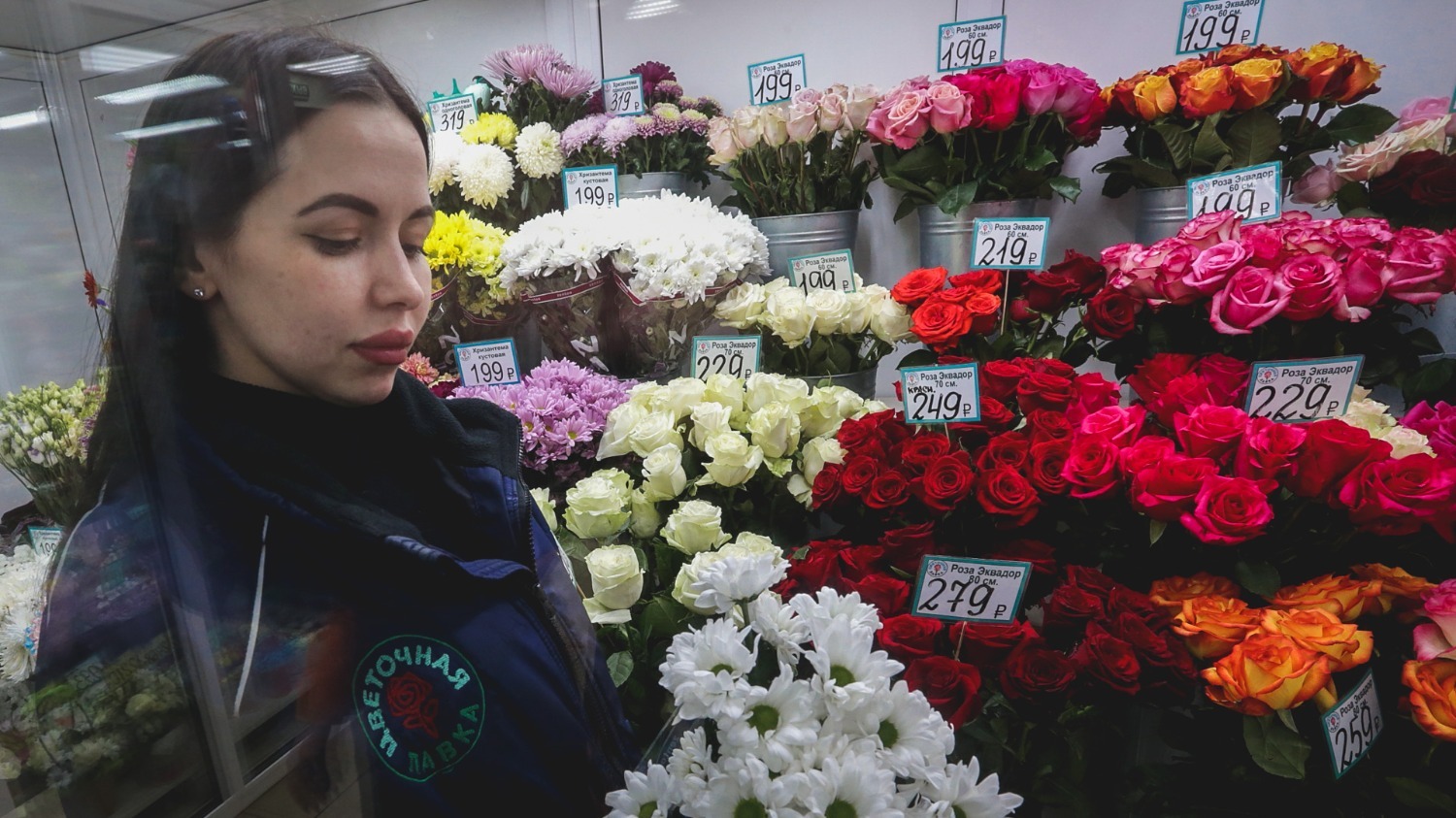 Есть в Ставрополе букеты и за 50 тысяч рублей, в которые входят более 200 роза в каждом, но, скорее всего, для учителя такое внимание будет избыточным.