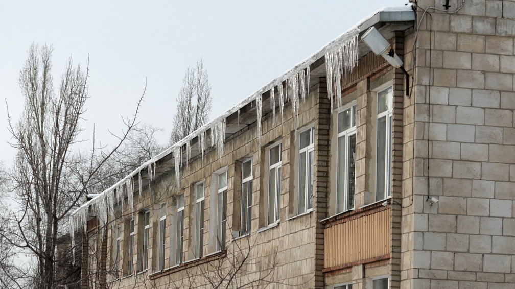 Ставропольчанам объяснили, кто должен сбивать сосульки с крыш, а кто — с балконов