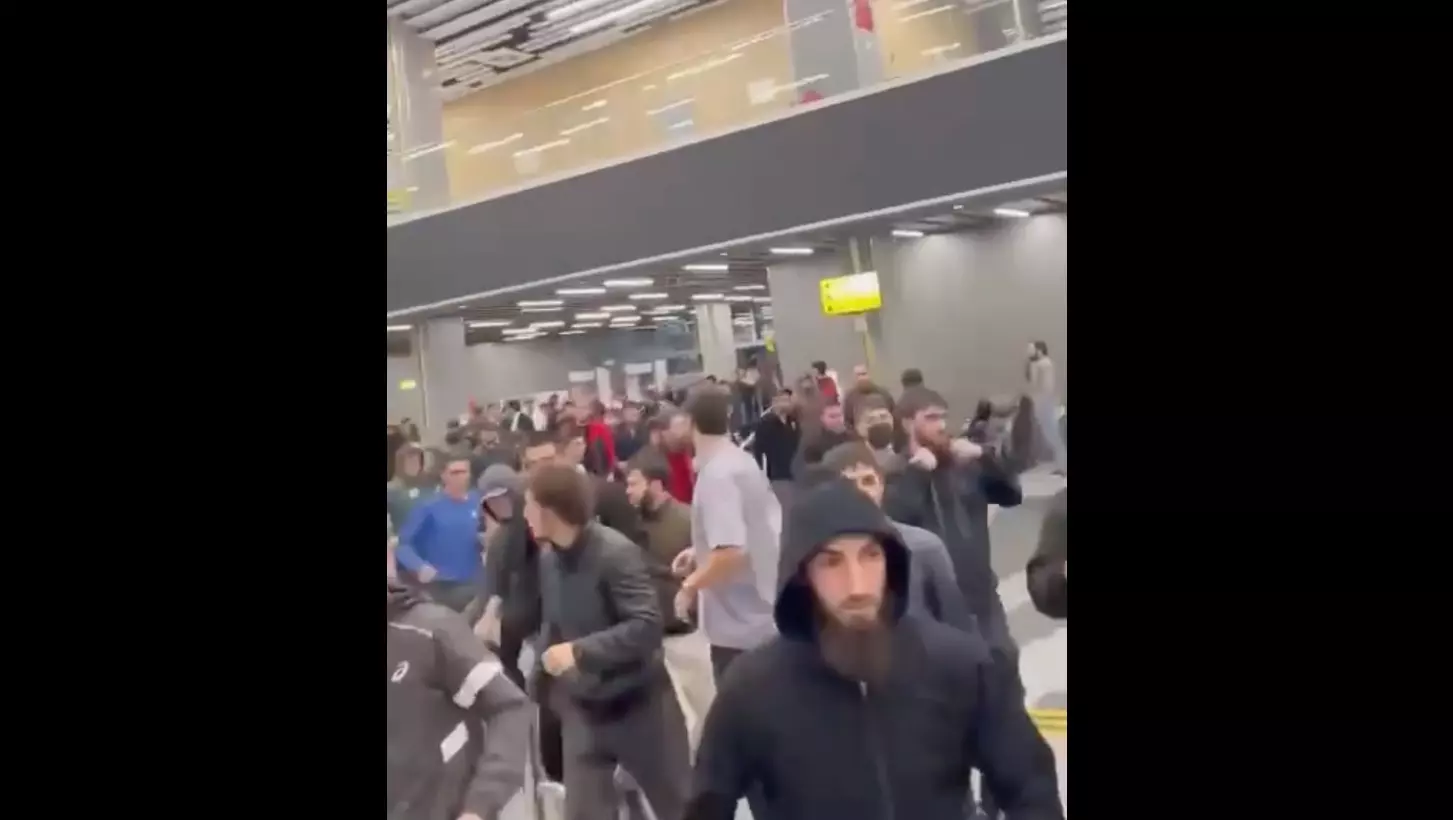 Протестующие ворвались в аэропорт Махачкалы и ищут евреев