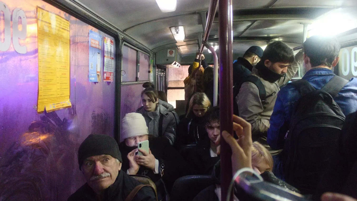 После семи в троллейбусах города даже можно найти свободное сидячее место.