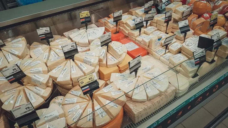 Диетолог Соломатина рассказала, чем вреден твердый сыр