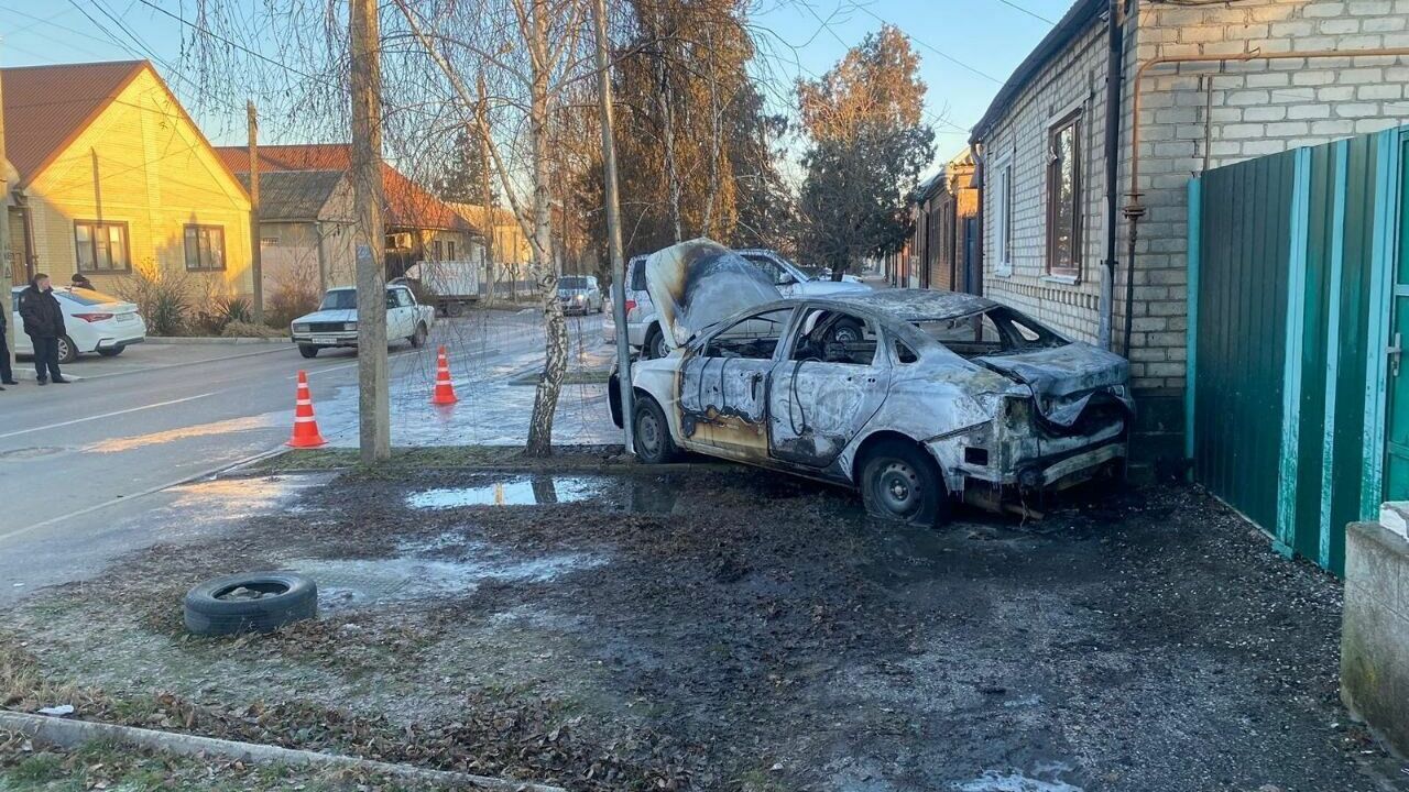 На Ставрополье мужчина выпрыгнул на ходу из загоревшегося автомобиля