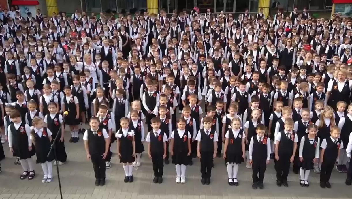 Тысячный хор исполнил песню «День Победы» в Пятигорске