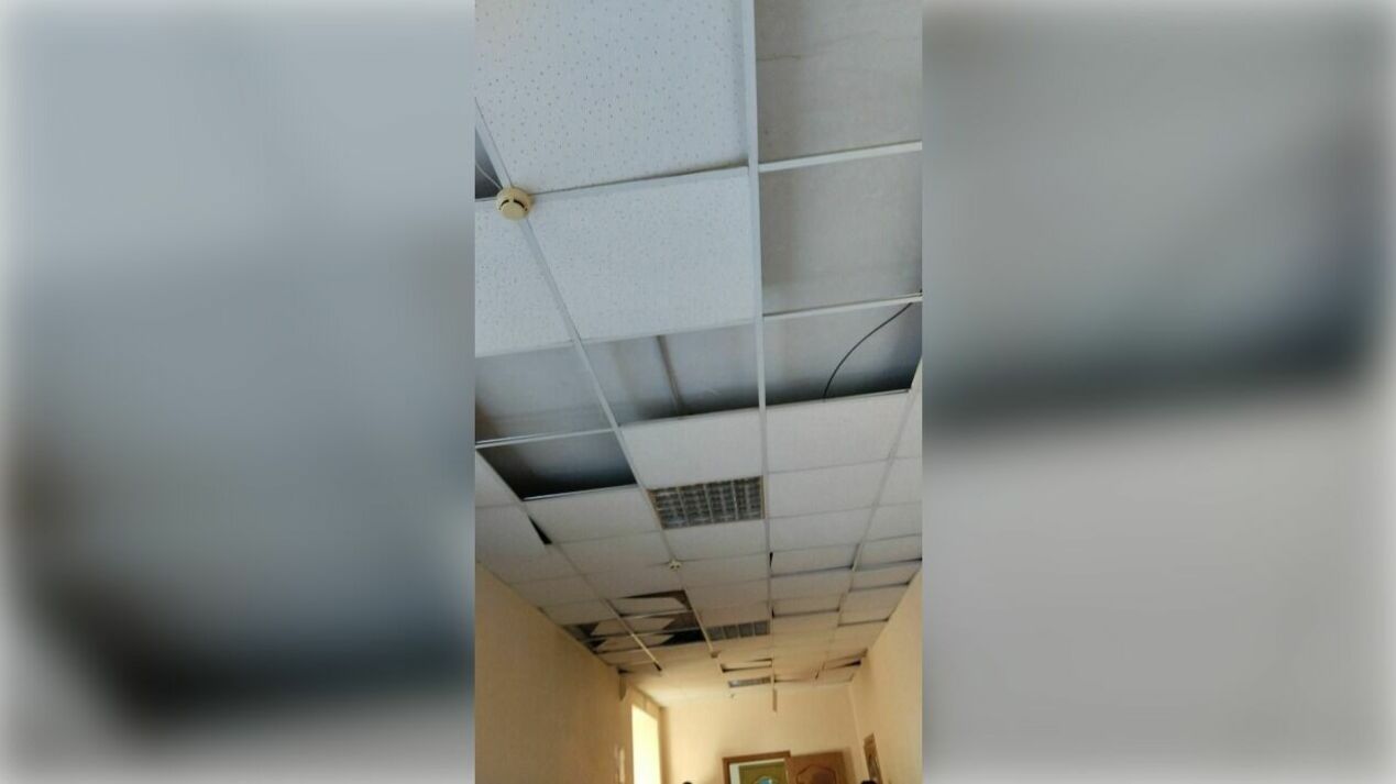 В поликлинике Светлограда плиты с потолка едва не падают на головы детям