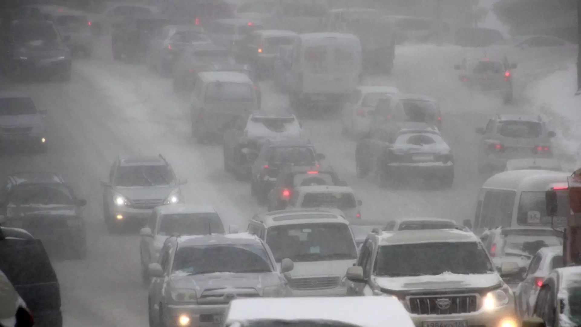 Восьмибалльные пробки образовались в Ставрополе из-за снегопада и ураганного ветра