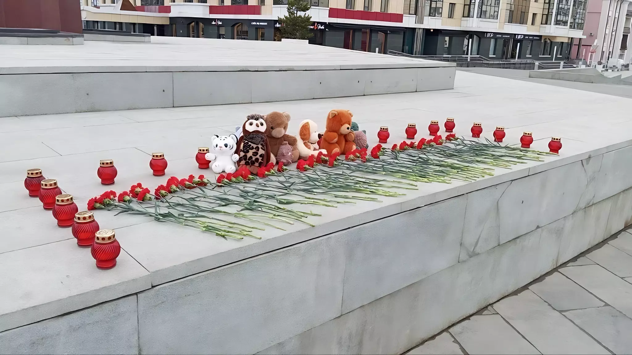 Жители Ставрополья приносят цветы в память о погибших в «Крокусе»
