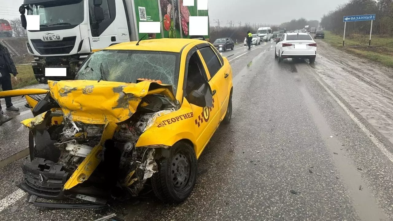 Водитель такси погиб в столкновении грузовика и легковушки на Ставрополье