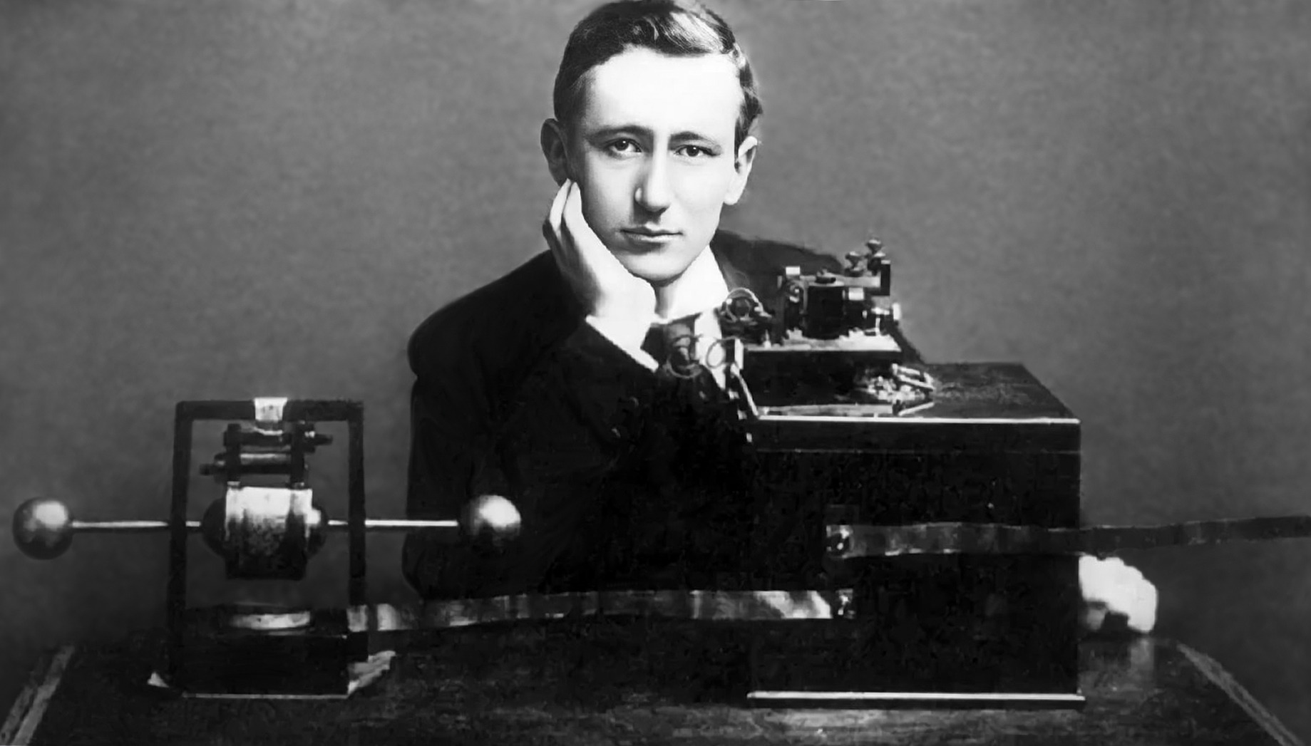Гульельмо Маркони с радиоприёмником  выпущенным Marconi’s Wireless Telegraph Company