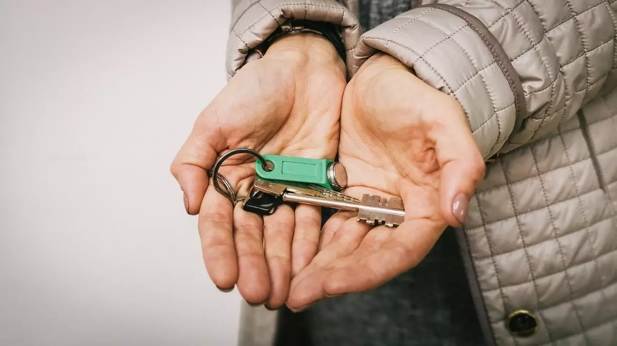 Переселенцам из аварийного жилья выдали ключи от новых квартир в Пятигорске