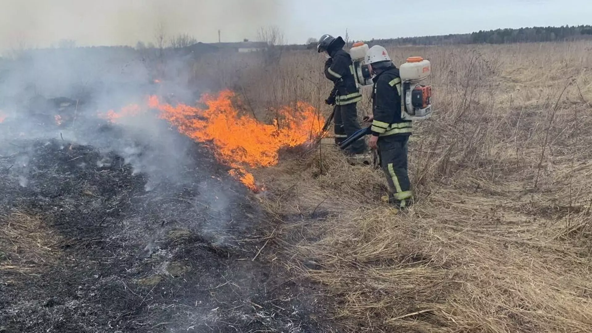 Кровельный утеплитель и трава загорелись на улице 1-я Промышленная в Ставрополе