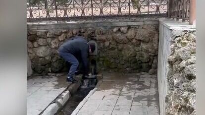Мужчина помыл обувь в Свято-Никольском источнике на Ставрополье