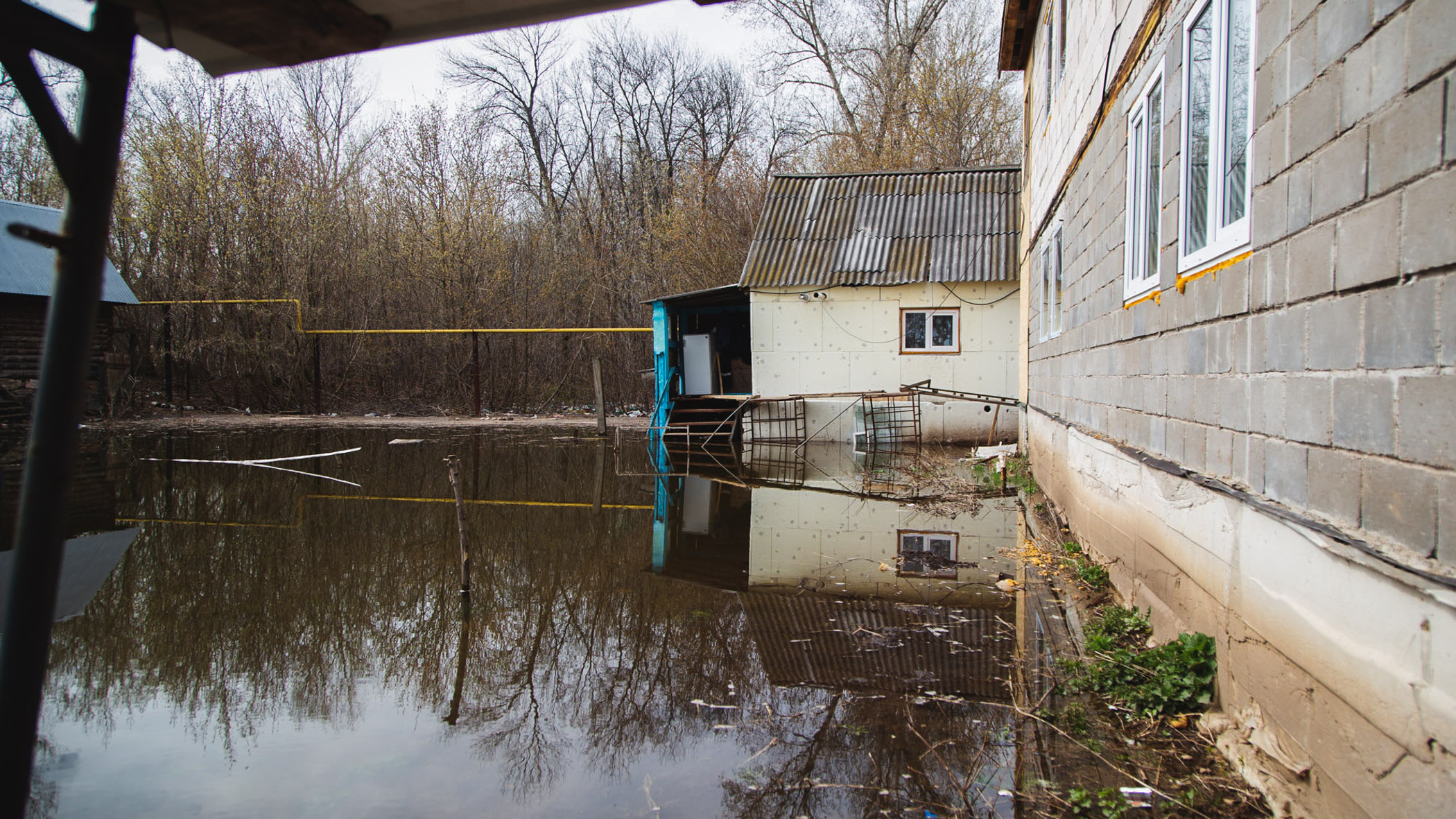 Сброс воды после ливня привел к подтоплению в селе Верхнерусское на Ставрополье