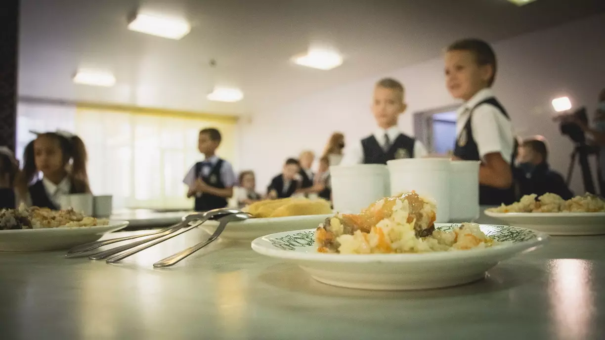 Чем кормят детей в школах