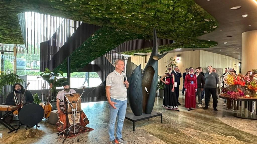 На алтайском курорте Сбера открылась коллекция всемирно известного скульптора