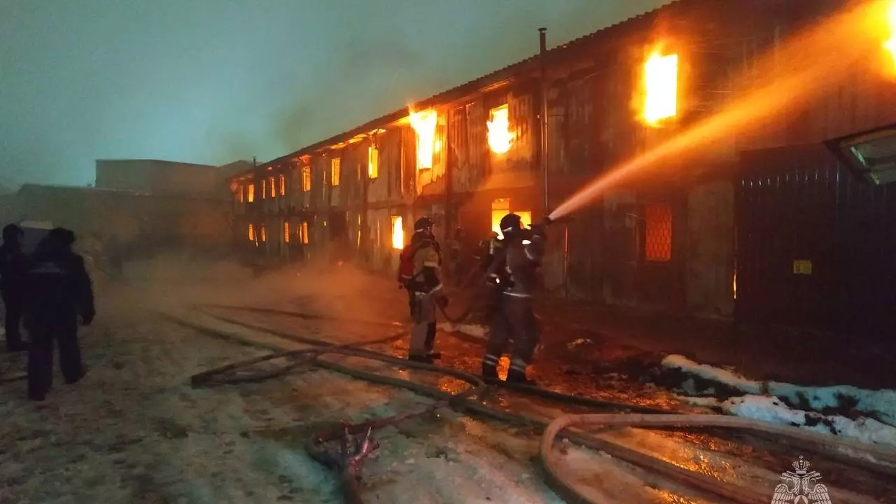 40 человек тушат пожар на мебельной фабрике в Ставрополе
