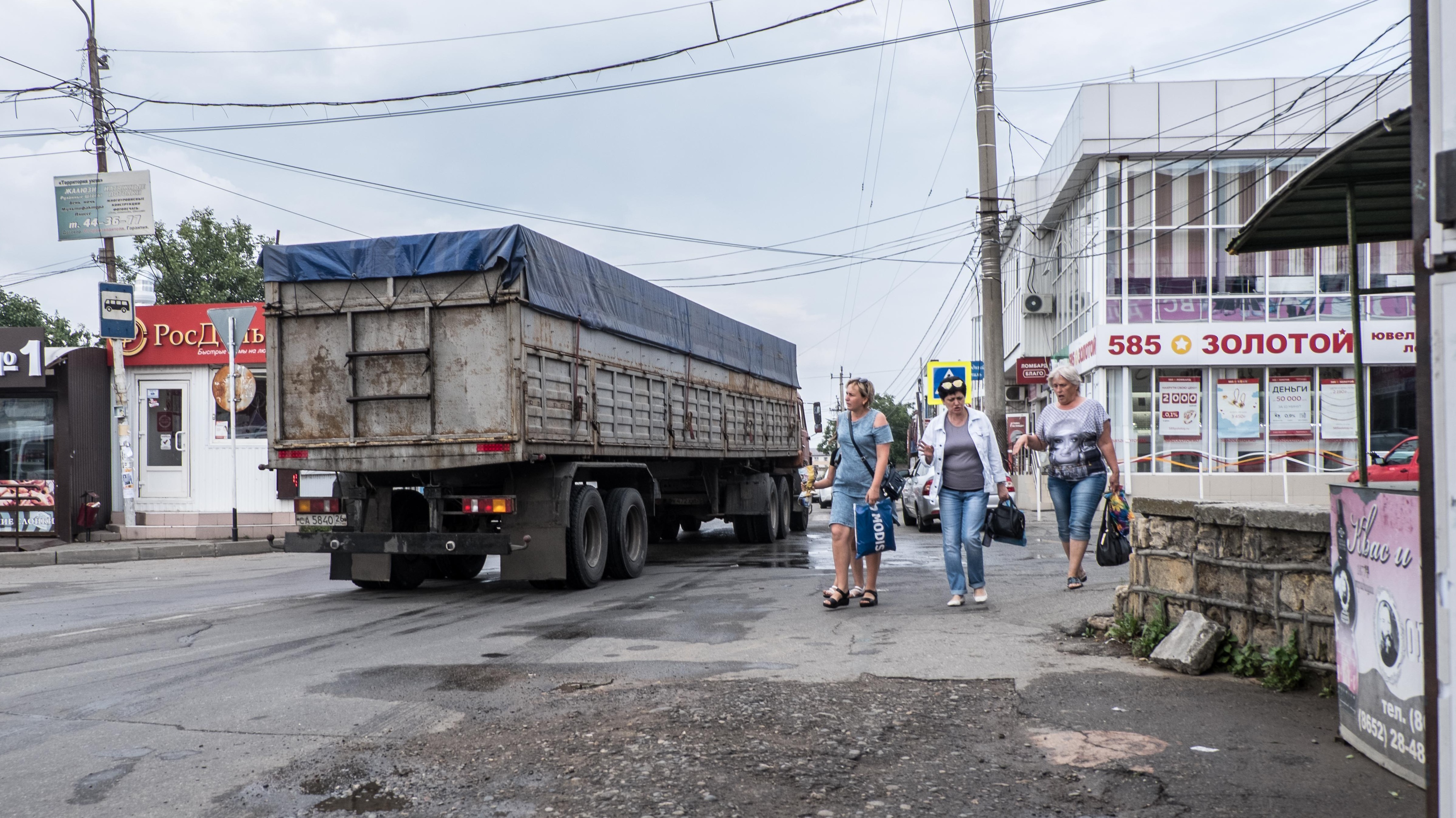 В селе Надежда на Ставрополье требуют закрыть проезд для большегрузов